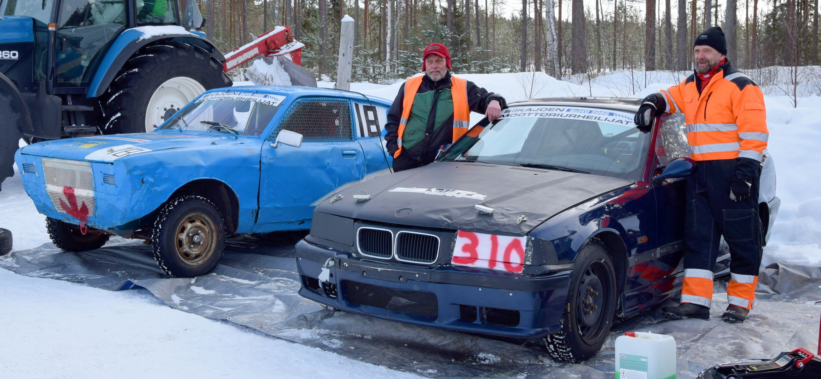 Riku Ranta-Eskola (vas.) ja Veikko Laurukainen kisakalustonsa kanssa