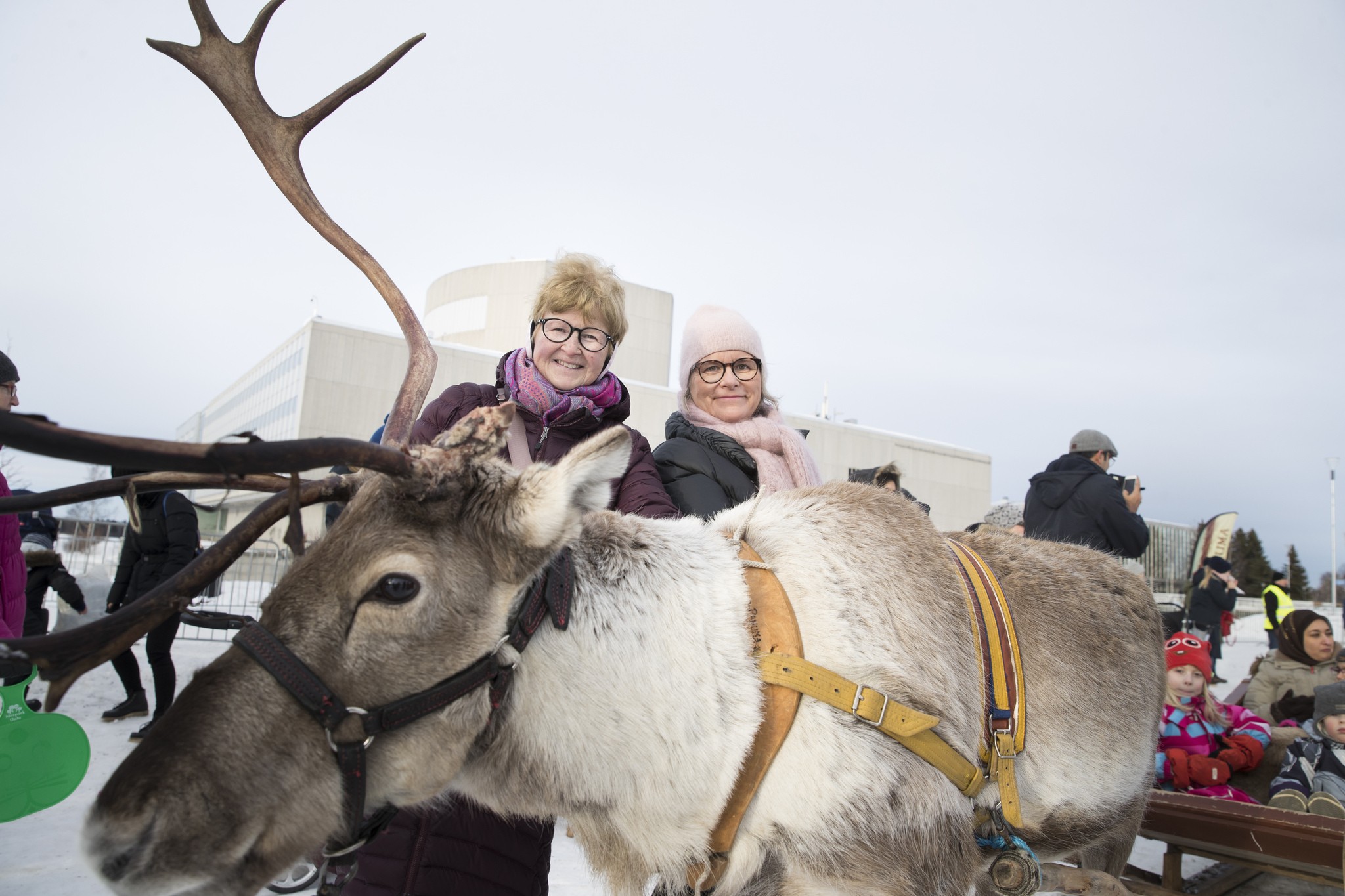 Kanadasta Ouluun sukuloimaan saapunut Tuula Heinonen (vas.) oli yksi Oulun Torinrannassa lauantaina järjestettyihin Porokarnevaaleihin osallistuneista. Vieressä serkku Maria Lindeman.