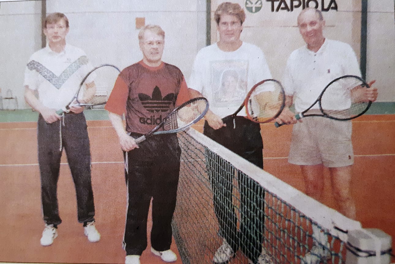 Iskelmälavojen kestosuosikki Frederik on tenniskentällä varsinainen Tsingis Khan, joka pistää vastustajansa lujille. Tekniikkaansa Reetu on hionut kuortanelaisen tennisvirtuoosin Arvo Hillin (oik.) opetuksessa. Alajärveläiset Yrjö Liljamo (vas.) ja Asko Höykinpuro selvisivät ottelusta hyvänä kakkosena...