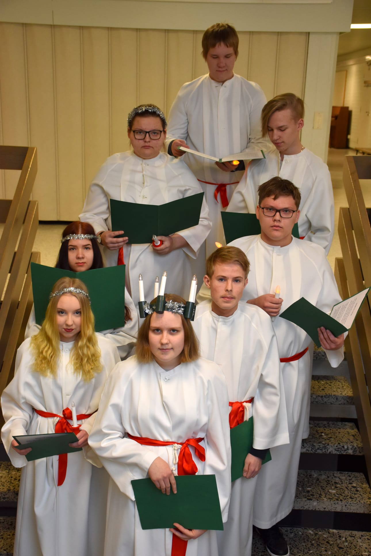 Lucia-ryhmän jäsenet pukeutuivat valkoisiin pitkiin alboihin. Ryhmä lauloi ja kertoi Lucian päivän viettämisen merkityksestä.
