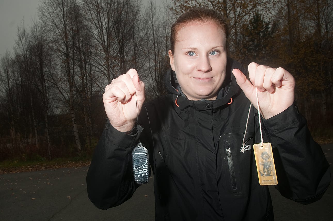 Heijastin kannattaa kiinnittää näin syksyllä jokaiseen ulkoilutakkiin, jolloin se ei pääse unohtumaan ulos lähdettäessä.