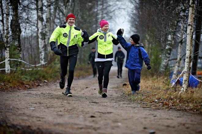 Iina Puskala saapui maaliin onnellisena mutta väsyneenä kotitalonsa pihaan projektin viimeiseltä etapilta yhdessä nuorimman lapsensa Roni Honkasen sekä aviomiehensä Mika Puskalan kanssa. KUVAT: TOMI KOSONEN