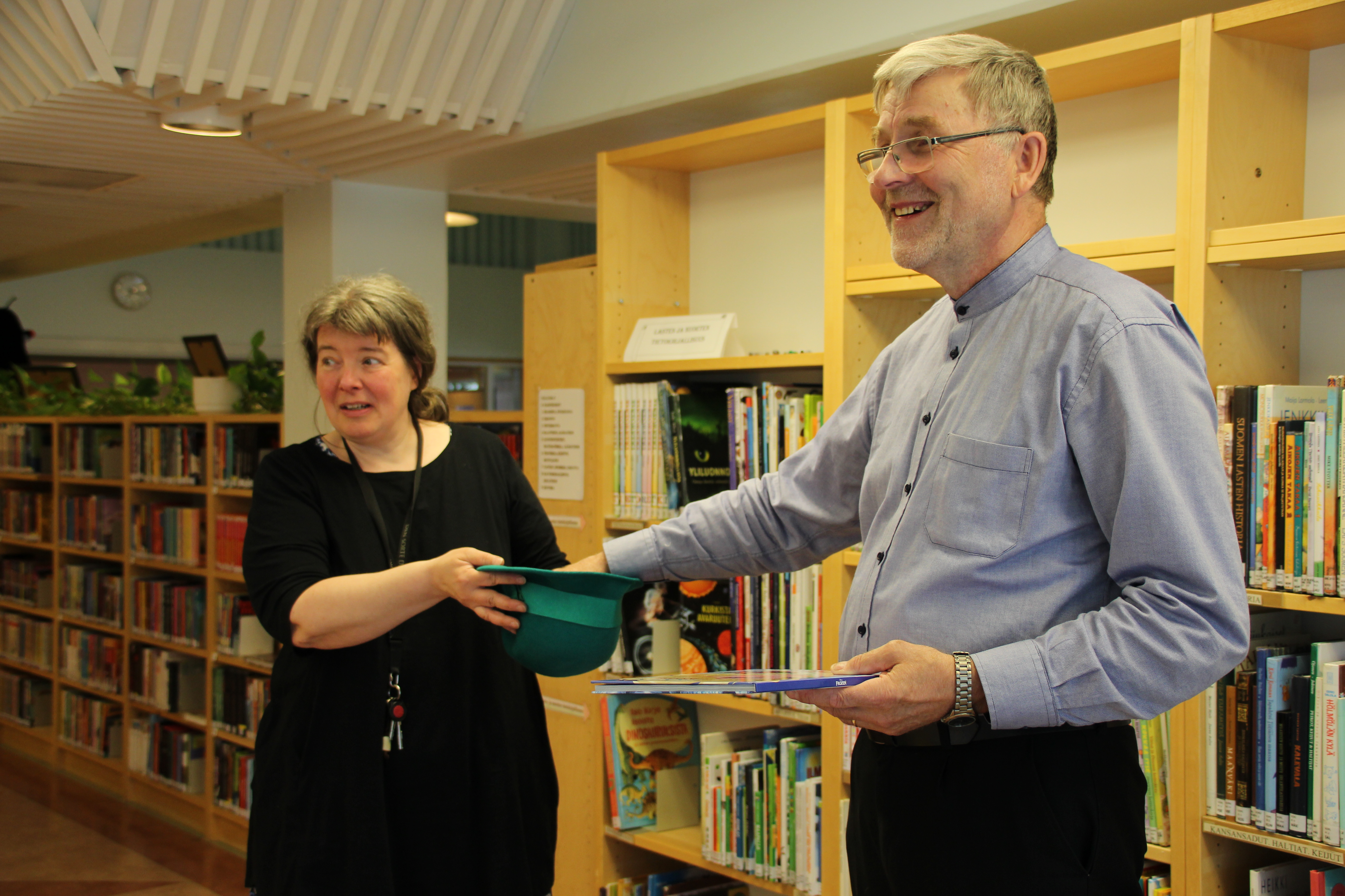 Reijo Vähälä sai toimia onnettarena kirja-arvonnassa. Päätyöstään eläkkeelle jääneellä miehellä oli takanaan myös urheilu-ura korkeushyppääjänä.