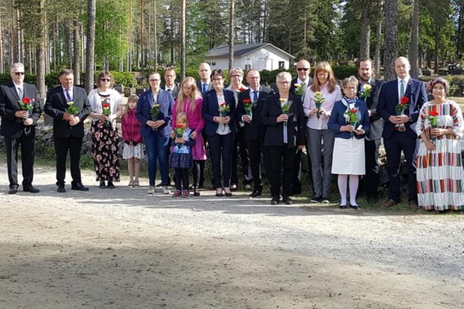 Soinissa laskettiin tänään sunnuntaina kukat edesmenneiden luottamushenkilöpuheenjohtajien haudoille.