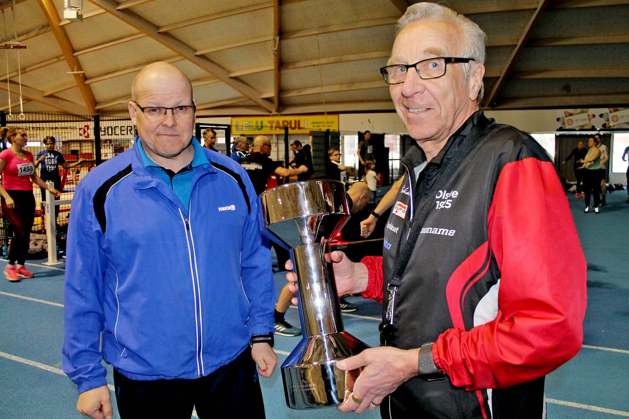 Vesa Hintsala (vas.) ja Erkki Manninen esittelivät Uuno-pyttyä. 72-vuotias Manninen pitää Cooperissa kovaa vauhtia, edelliskerralla taittui 2 614 metriä. Hintsala harrastaa enemmän salilla käyntiä.