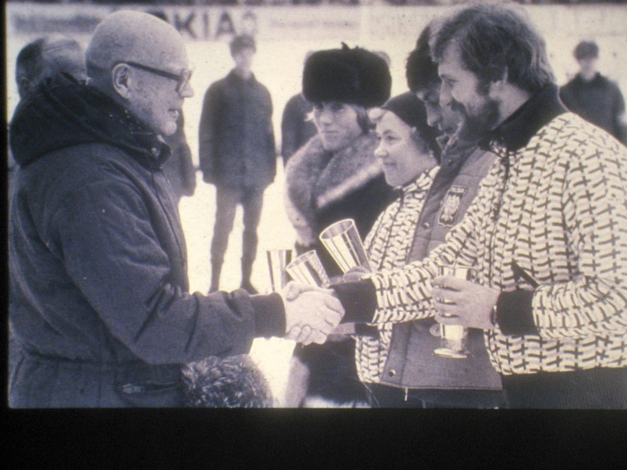 Presidentti Urho Kekkonen luovutti Taistelijan Maljan Tapio Räisäsen maailmanmestaruuden kunniaksi.