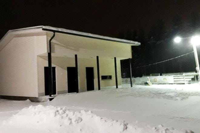 Alajärven keskustassa sijaitsevan Kanaharjun ulkoliikuntakeskuksen viihtyisyys paranee, kun ovensa avaa uusi Karhumaja-huolto- ja kioskirakennus. KUVA: SARI HEINILÄ
