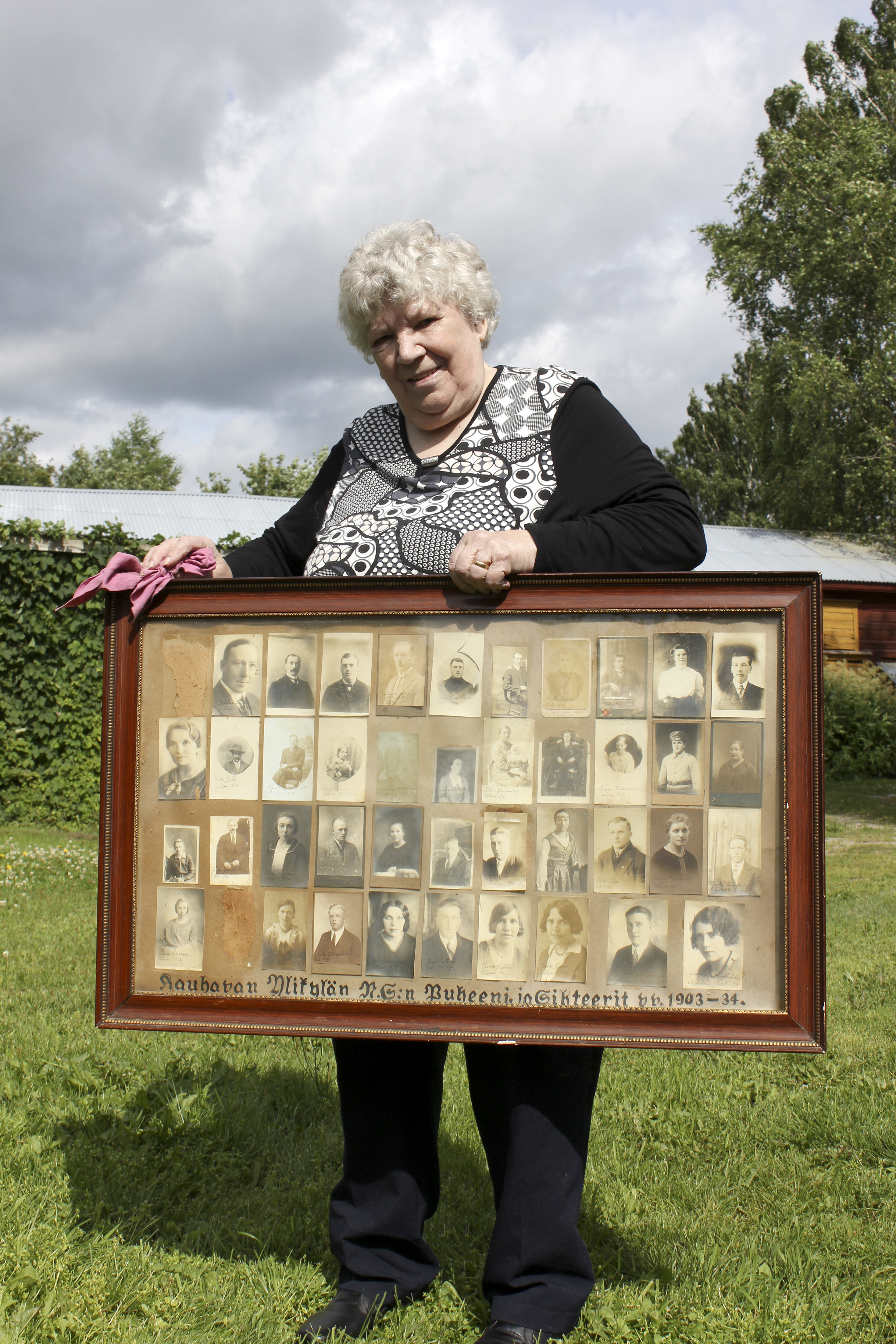92-vuotias Eila Haapoja lahjoitti pelastamansa taulun kyläyhdistykselle