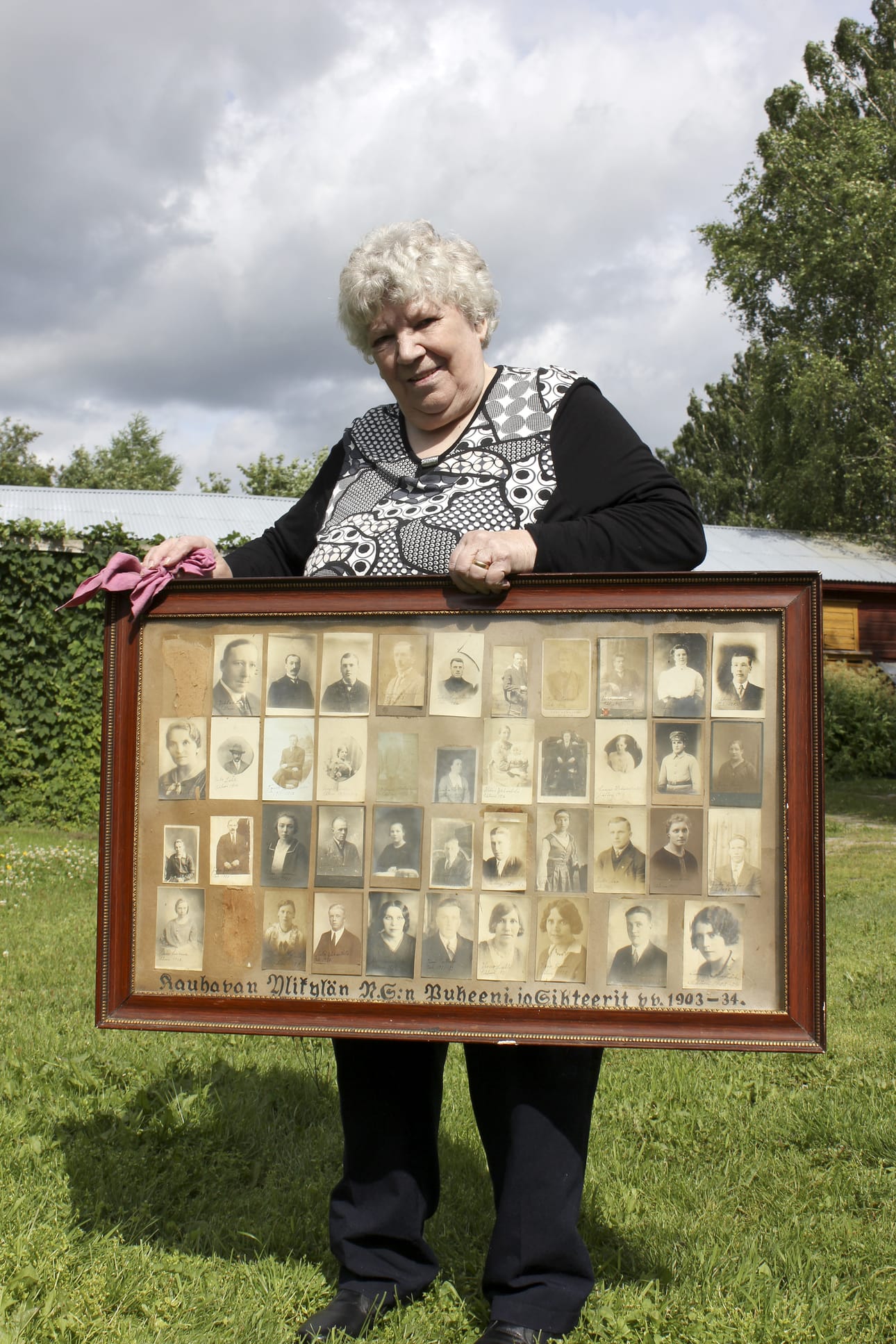 Ylikylän historiasta kiinnostunut Erkki Finni oli Eila Haapojan pyynnöstä hakenut taulun varastosta ja kuvannut tapahtuman muutamia vuosia sitten.