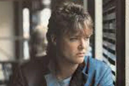 Kari Kuivalainen, kuten hänet muistamme vuodelta 1986. Kuva on hänen LP-levynsä kannesta.