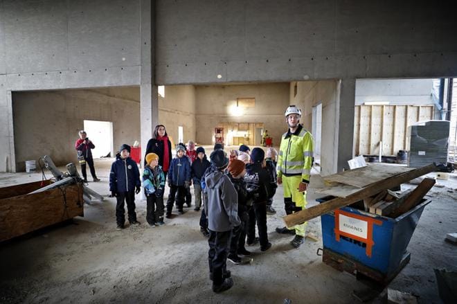 Kertunlaakson koululaiset pääsivät perjantaina 6. marraskuuta vierailulle uuden koulun työmaalle. Koululaisilla on meneillään monialainen oppimiskokonaisuus, jossa käsitellään myös koulun rakentamista. KUVA: TOMI KOSONEN