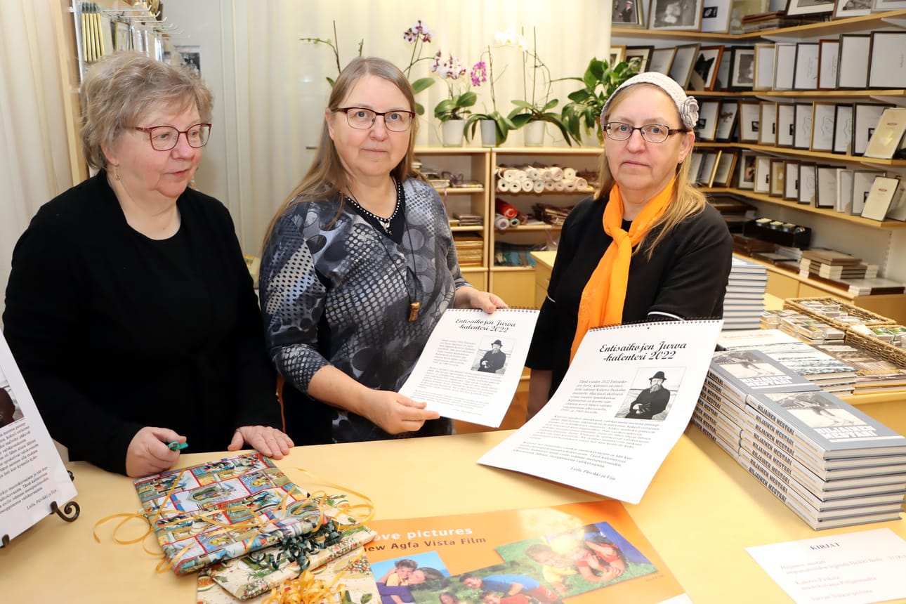 Leila Luhtala, Eija Riikonen ja Päivikki Kohtala keräsivät kalenteriin isänsä Kalervo Puskalan valokuvia.