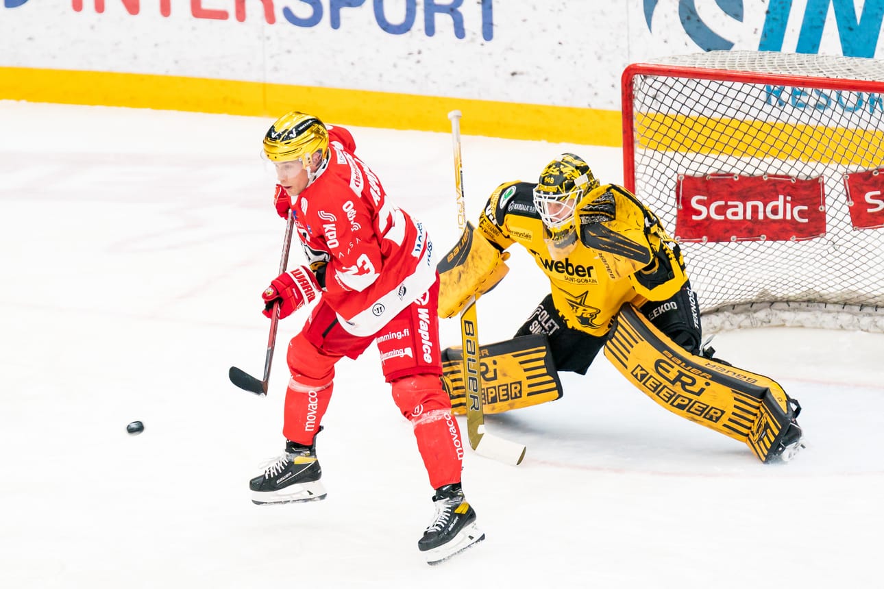 Turo Asplund (edessä) oli kaudella 2021–22 Sportin paras pistemies. Hän jatkaa joukkueessa yksivuotisella sopimuksella. Arkistokuva.
