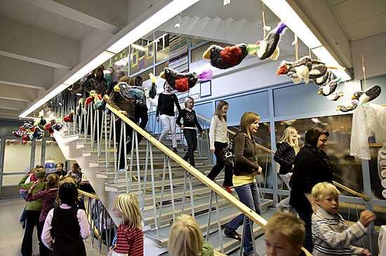 Lintulammen koulun oppilaat kirmaavat ruokatunnilla syömään. Jos kaupungin esitys menee läpi, ensi vuonna täällä on 75 oppilasta lisää.