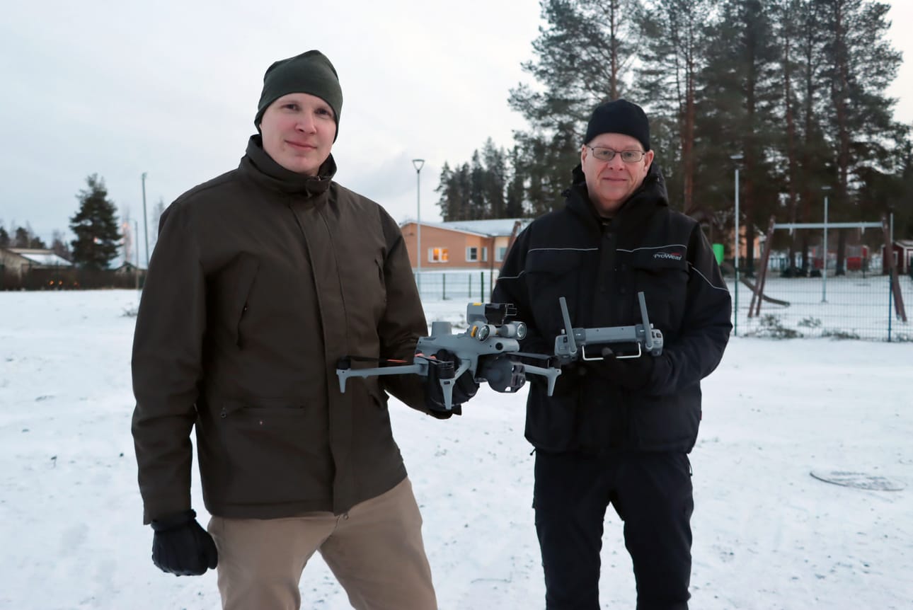Lassi Lähteenmaa ja Jukka Kotola esittelivät toimitukselle Kuortaneen reserviläisten tuliterää drone-kalustoa joulukuun lopulla.