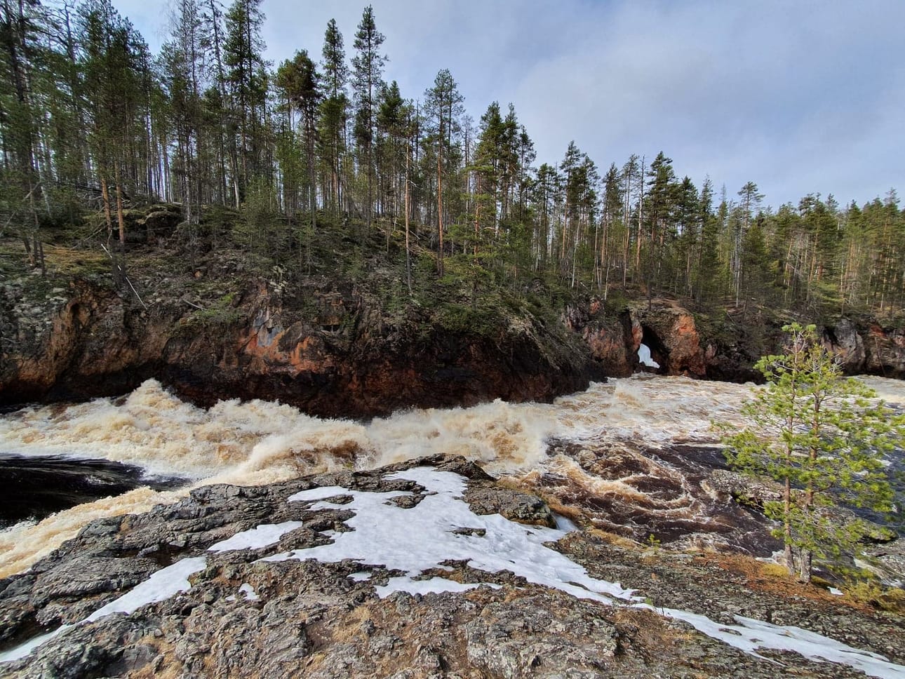 Oulankajoen tulvahuippua ennustetaan tänä vuonna huhtikuun loppupäiville. Joen vedet puristuvat Kiutakönkäässä näyttäviksi kuohuiksi. Tältä näytti könkäällä 16.5.2021.