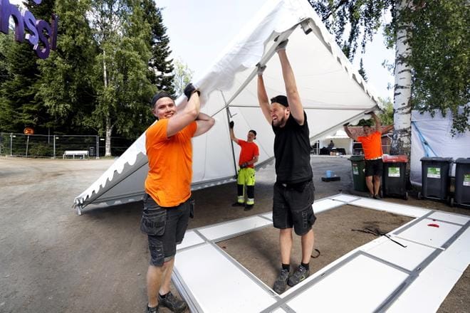 Riku Hakala (vas.) ja Joonas Virtanen heräsivät aamuneljältä, jotta ehtivät purkamaan Provinssiin vuokrattuja telttoja. Kaikkien telttojen purkuun kuluu kolmisen päivää. KUVAT: JOUKO HÄNNINEN