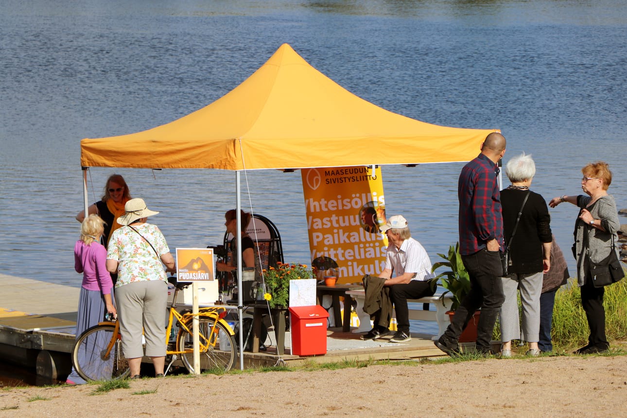 Laiturikahvilassa.