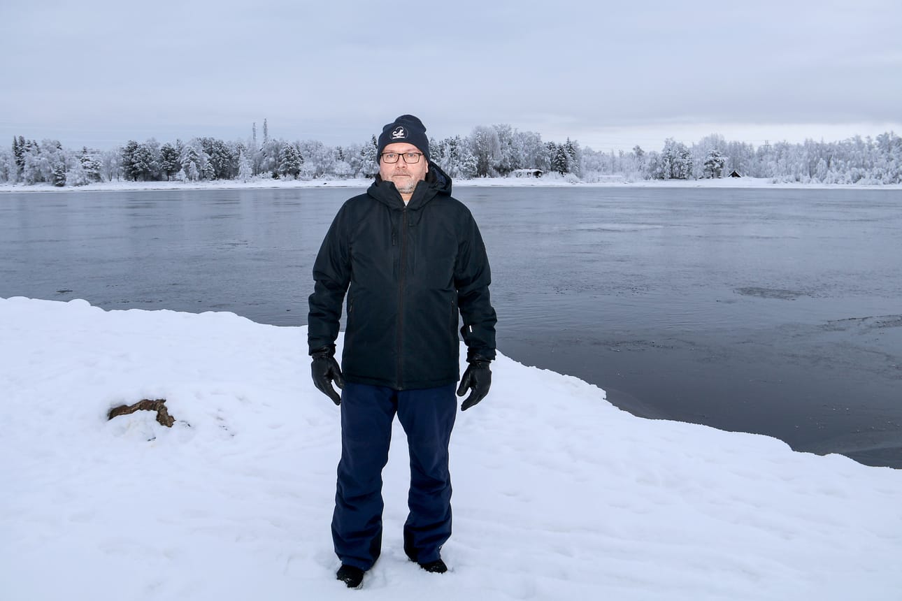 Suomen Vapaa-ajankalastajien keminmaalainen kalatalousasiantuntija Petter Nissén sanoo, että pilkkijät joutuivat vaaratilanteeseen Vallitunsaaren savihaudaksi kutsutussa lahdessa. Hänen takanaan Kemijoen vastarannalla näkyvä pilkkimispaikka on jääturvallisuuden kannalta riskialuetta.