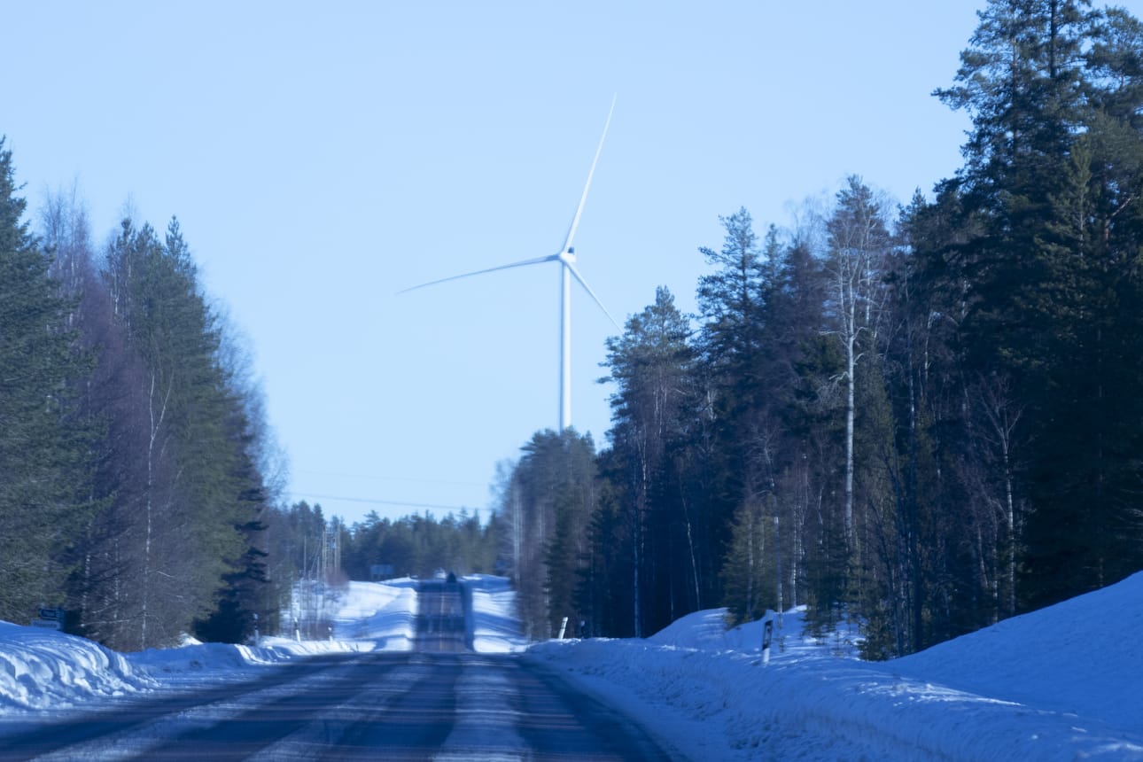 Pyhännän kunta pyrkii edistämään Konnunsuon tuulivoimapuistohankkeen etenemistä maakaupoilla, joilla olisi myönteisiä vaikutuksia voimaloiden sijoittamiseen kauemmas asutuksesta ja viralliselle kaava-alueelle. Kunnanhallituksessa esitys ei saanut varauksetonta kannatusta. Kuvituskuva Piiparinmäeltä.