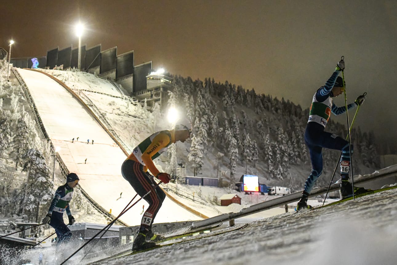 Ilkka Herola (vas.), Vinzenz Geiger ja Eero Hirvonen kipusivat viimeistä nousua Rukan hiihtostadionille.
