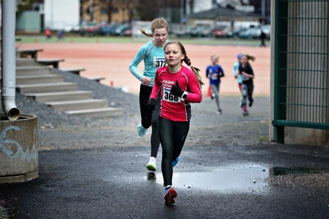 Minttu Saari ja Viola Jokiaho Ähtäristä Otsonkoulusta olivat olivat stadionjuoksussa oman lähtönsä kärkikaksikko. KUVAT: KARI LÖFHJELM