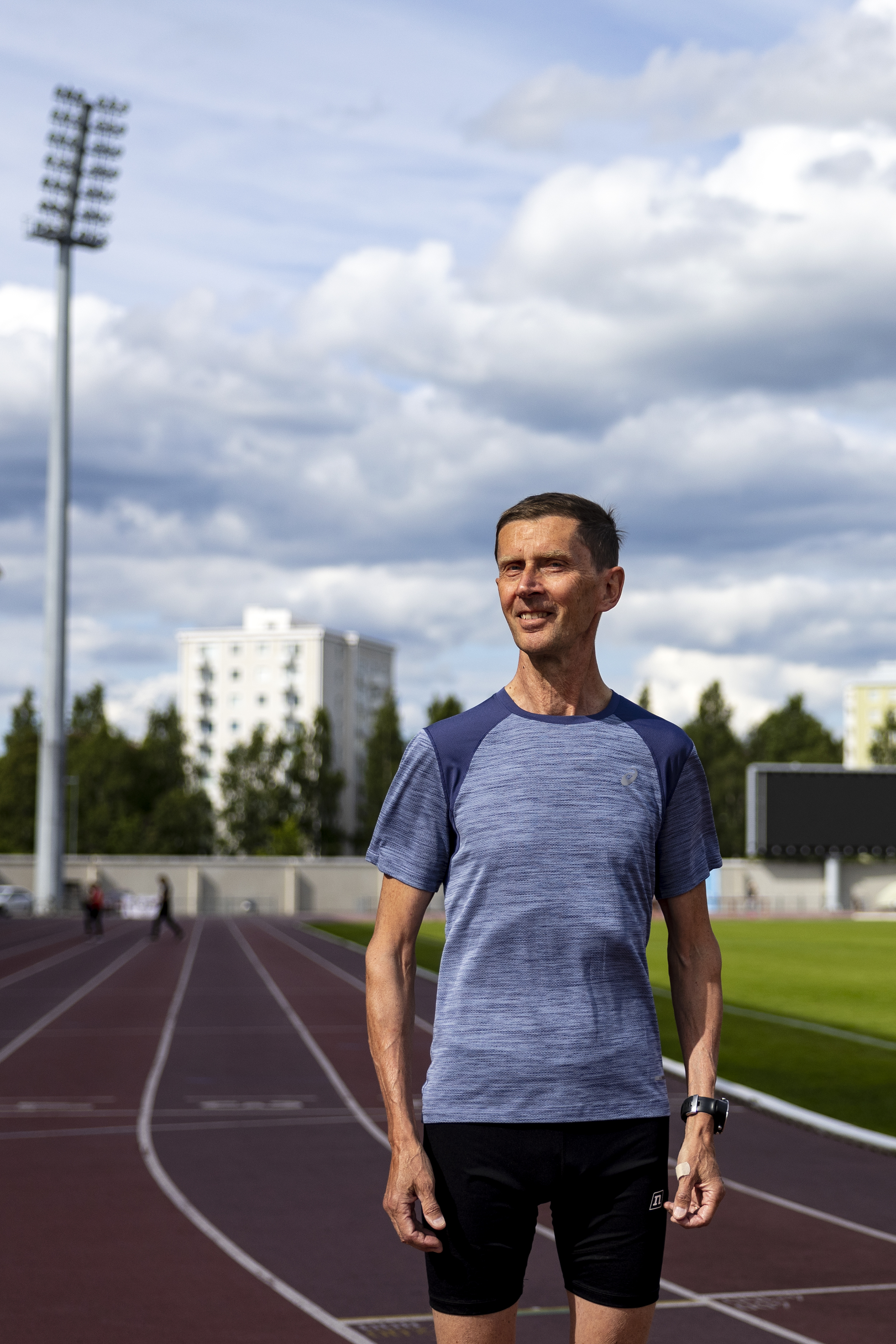 66-vuotiaana yhä kovia juoksutuloksia kellottava Jukka Kauppila valottaa, millaisia tunnetiloja löytyy Oulussa käytävien aikuisurheilun SM-kisojen ytimestä: "Aina kun lappu pannaan rintaan, järki tahtoo sumentua"