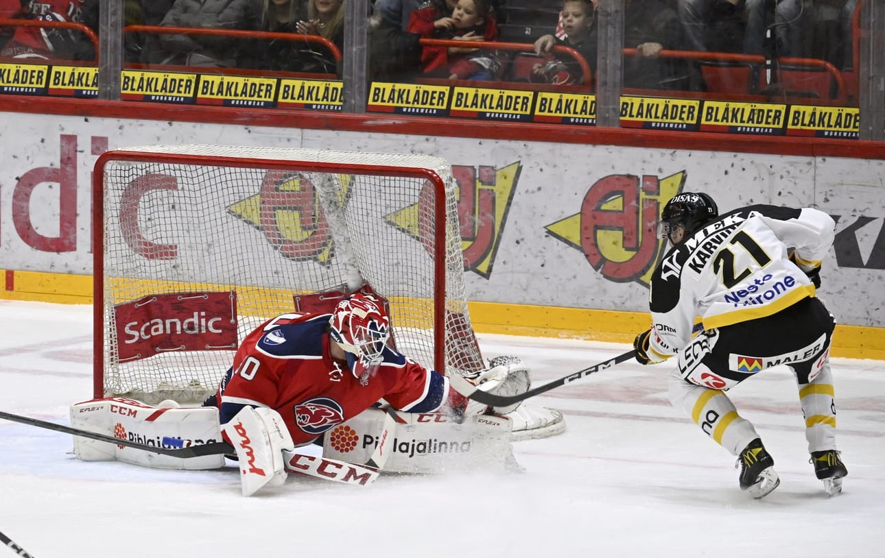 Helsinkiin palannut Otto Karvinen pääsi kokeilemaan HIFK-vahti Roope Taposen virettä tuloksetta.