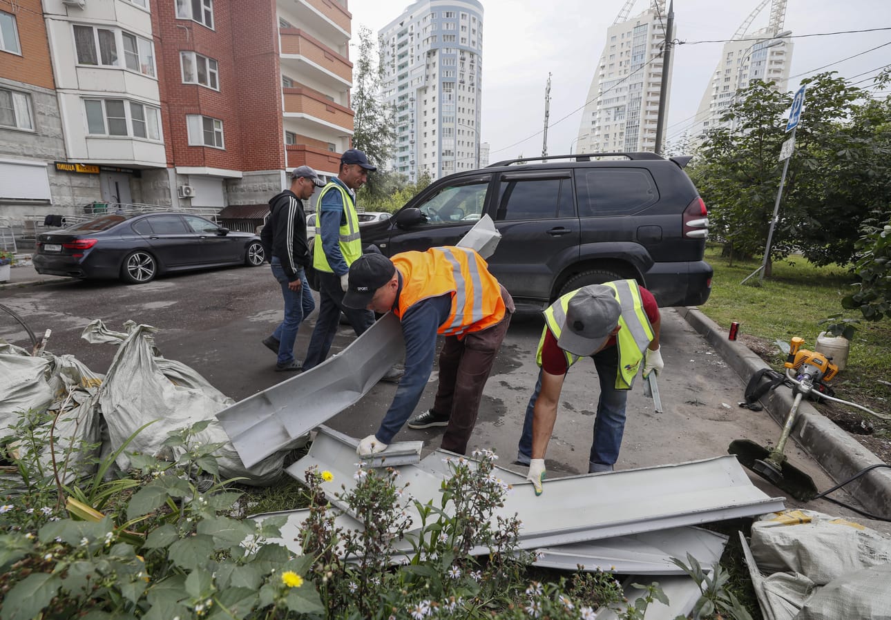Moskovassa tehtiin lennokki-isku myös tiistaina. Työntekijät keräsivät sirpaleita sen jälkeen, kun lennokit ammuttiin alas Krasnogorskissa, Moskovan alueella.
