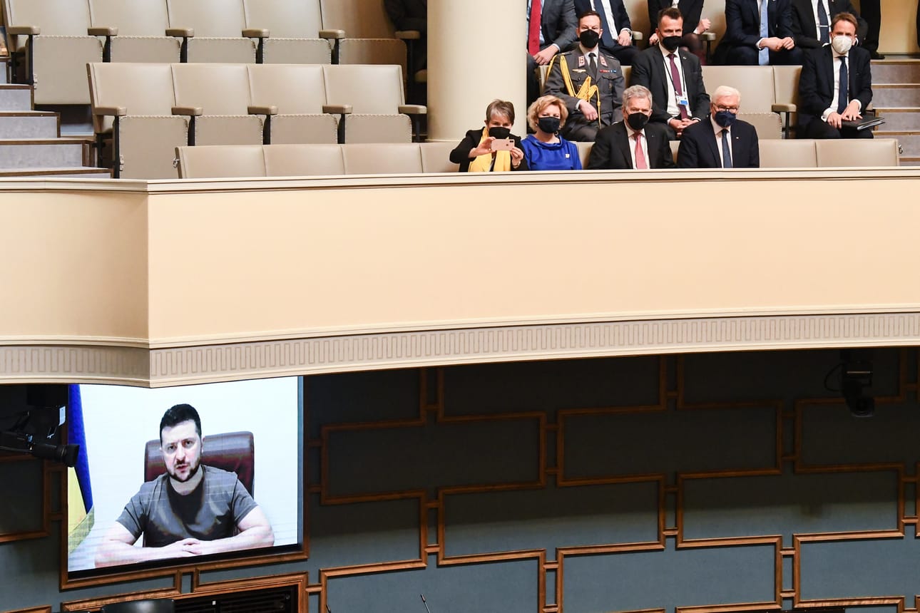 Presidentti Sauli Niinistö oli tullut seuraamaan Zelenskyin videopuhetta istuntosalin lehterille. Kiovasta käsin suomalaisille puhunutta Zelenskyitä saattoi seurata seinän näyttöruudulta.