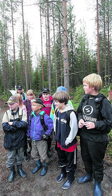 Heinätorin viidesluokkalaiset pysähtyivät ensimmäiselle rastille kuuntelemaan, kuinka puu muuttuu paperiksi ja energiaksi