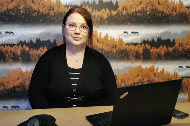 Myyntineuvottelija Essi Kallion tukikohta on Komiat-lehden konttorilla Kauhavan Nikontorilla. Korona-aikana hän saattaa avata joskus muiden lailla koneensa etätyöpisteellä kotonaan.