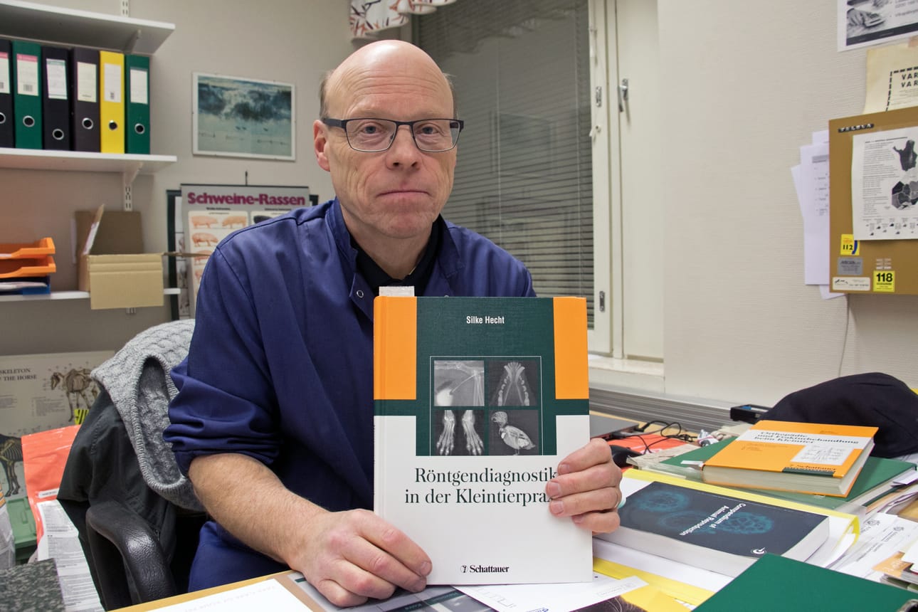 Eläinlääketieteen kehityksessä on pysyttävä mukana ja Arto Kangasniemenkin pöydällä on muun muassa saksankielistä alan kirjallisuutta.