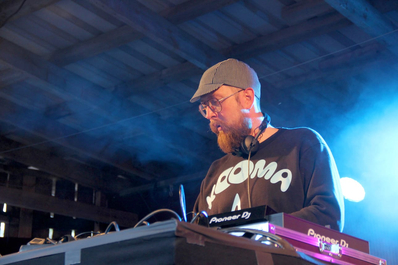 YleX-kanavan juontaja Airaksinen hoitaa homman kotiin. Hän veti aikaisemmin Disko2000- ja Parasta ennen -ohjelmia. DJ-keikoilla kuullaan ohjelmasta tuttuja ysärihittejä.