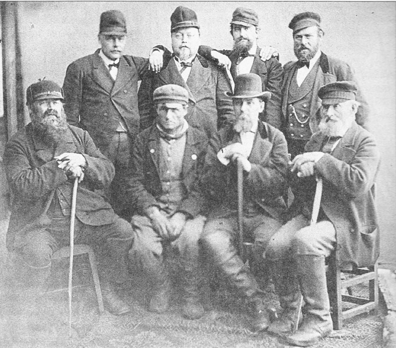 Oululaisia kauppiaita Iin markkinoilla 1880-luvun alussa. Kuvassa vas. seisomassa K. Kivijärvi, J.G. Snellman, G.F. Granberg ja sahanhoitaja K. Molin. Istumassa F.J. Franzen, talokas S. Naamanka, G.W. Hägg ja J.H. Snellman.
