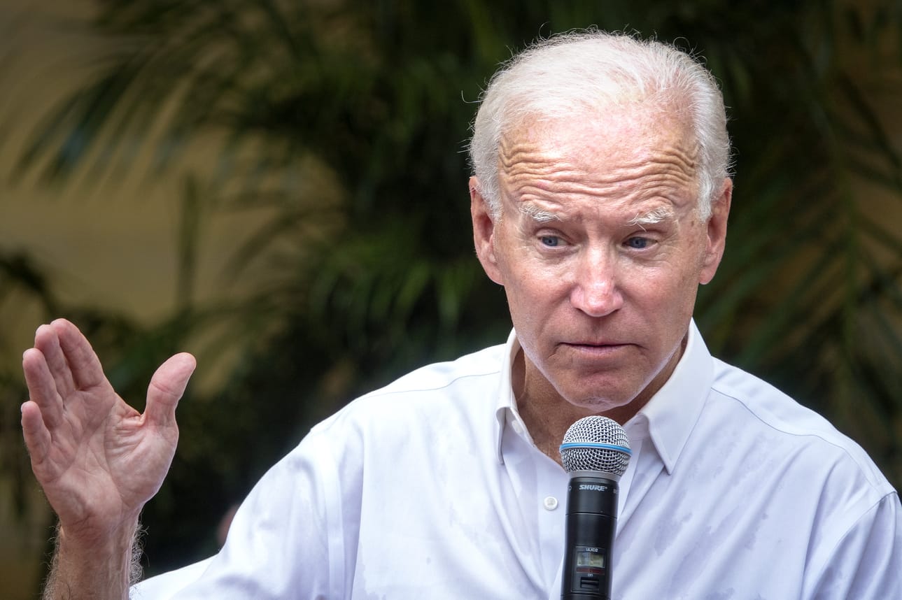 Demokraattien presidenttiehdokkuutta tavoitteleva Joe Biden kiistää koskaan puhuneensa poikansa kanssa tämän liiketoimista Ukrainassa.