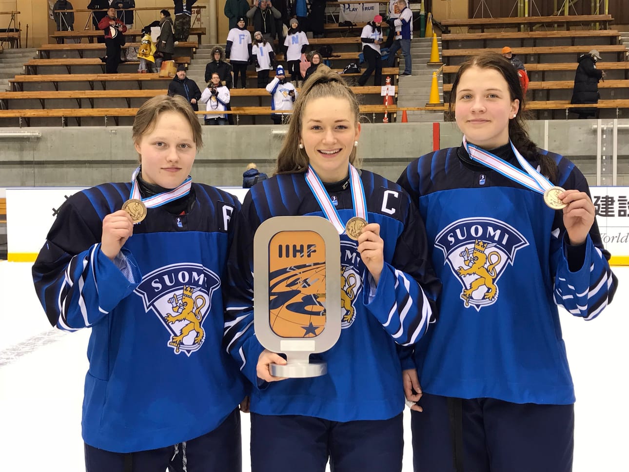 Viivi Vainikka, Nelli Laitinen, Emilia Vesa voitokkaan pronssiottelun jälkeen.