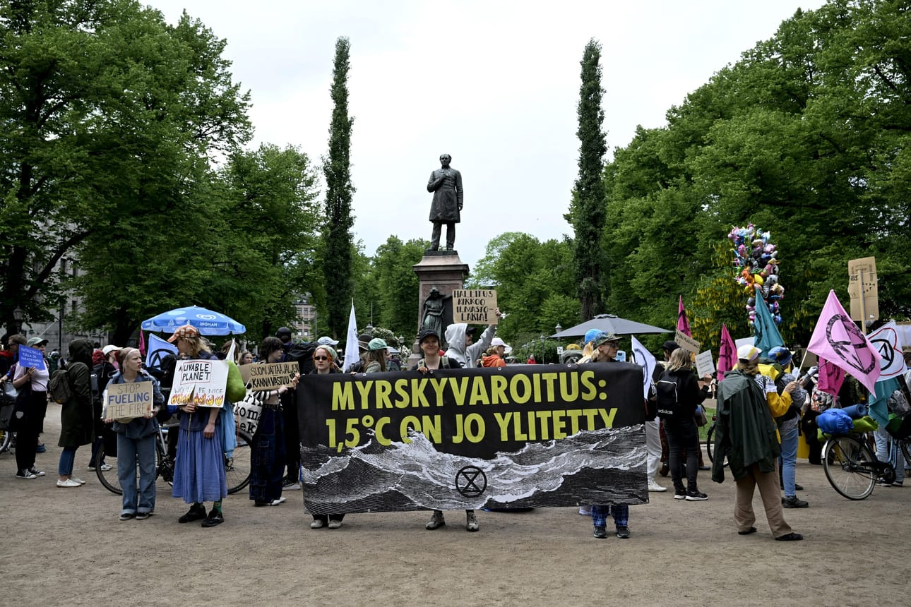 Ympäristöliike Elokapinan mielenosoituksen kulkue oli liikkeellä Helsingissä 8. kesäkuuta 2024. LEHTIKUVA / EMMI KORHONEN