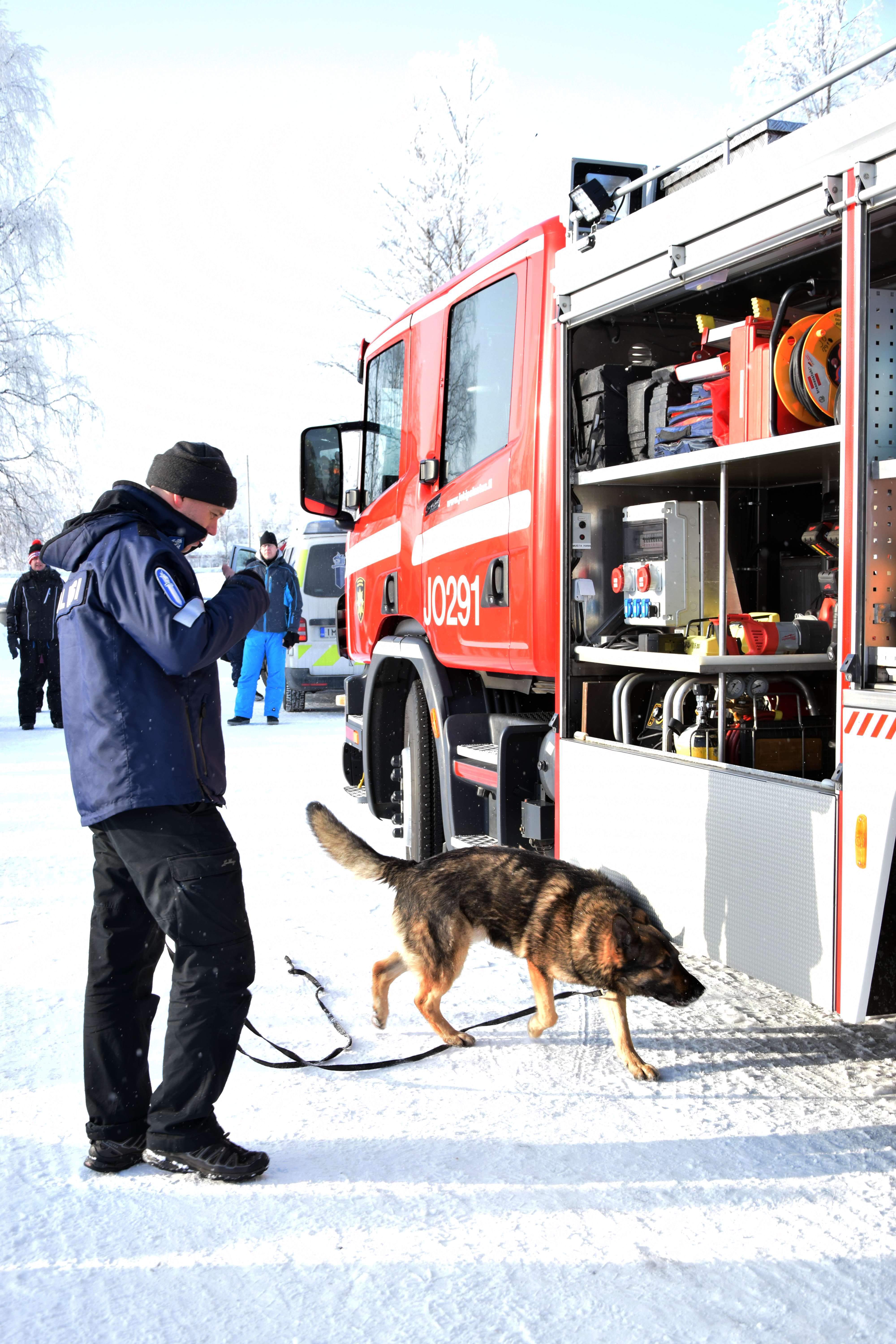 Poliisikoiranäytöksessä Suomen mestari -koira haki paloautosta räjähteitä.