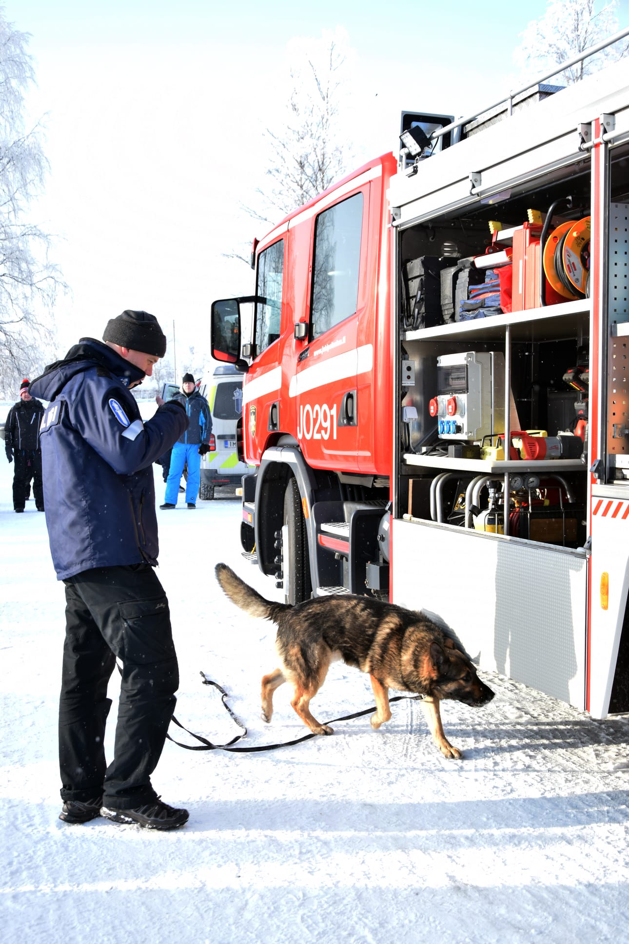 Poliisikoiranäytöksessä Suomen mestari -koira haki paloautosta räjähteitä.