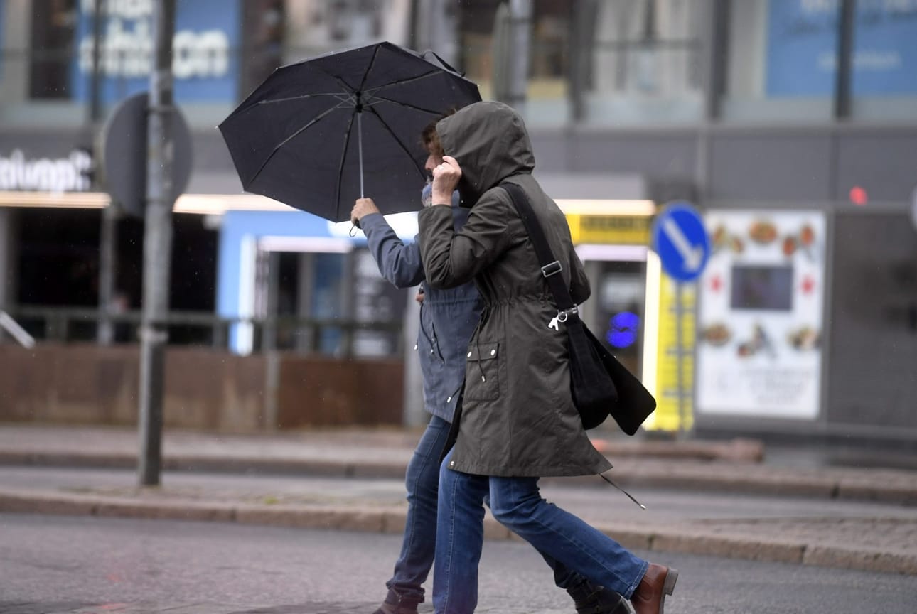 Ilmatieteen laitokselta kerrotaan, että etelässä ja lounaassa päästään maanantaina vielä yli 10 lämpöasteen. LEHTIKUVA / Vesa Moilanen