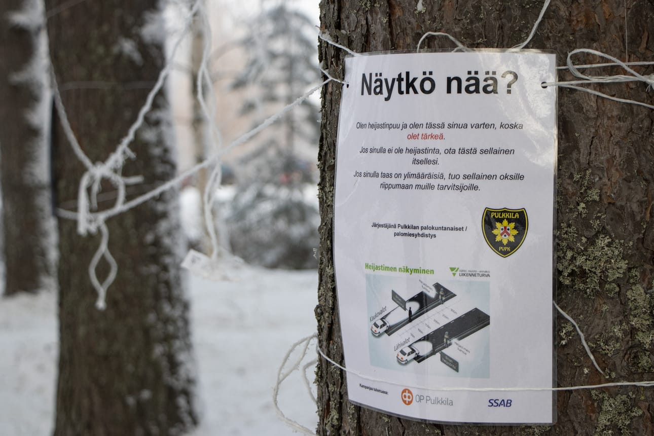 Pulkkilan palokuntalaiset tempaisivat pystyttäen Piippolaan ja Pulkkilaan heijstinpuut. Maksuttomat heijastimet ovat löytäneet tarvitsijansa.
