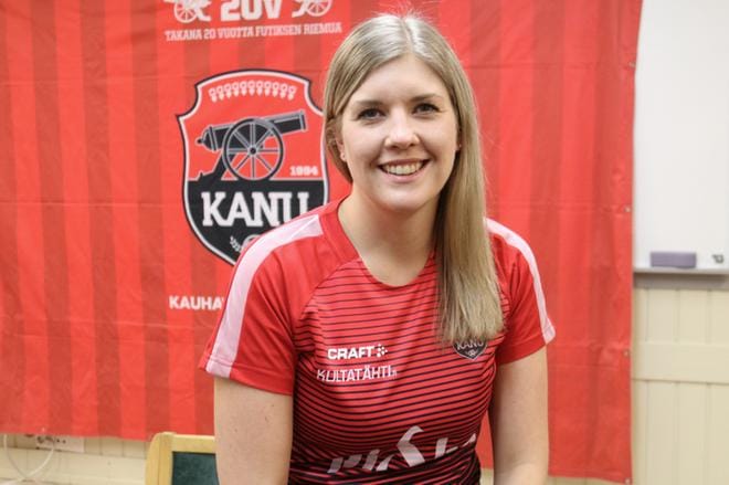 Susanne Marttila sai joukkueelta oman pelipaidan ja puki sen saman tien päälleen. Numero painetaan selkään myöhemmin, jos sitä tarvitaan. KUVA: ANU NAHKALA
