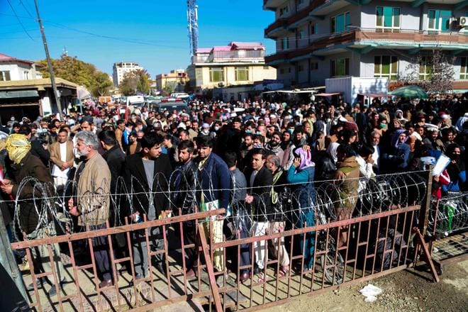 Kabulin asukkaat rynnivät uusimaan passejaan sen jälkeen, kun valtaan noussut Taleban käynnisti niiden myöntämisen. Afganistanista ei ainakaan toistaiseksi ole lähtenyt ihmisiä massoittain liikkeelle turvapaikan hakuun.