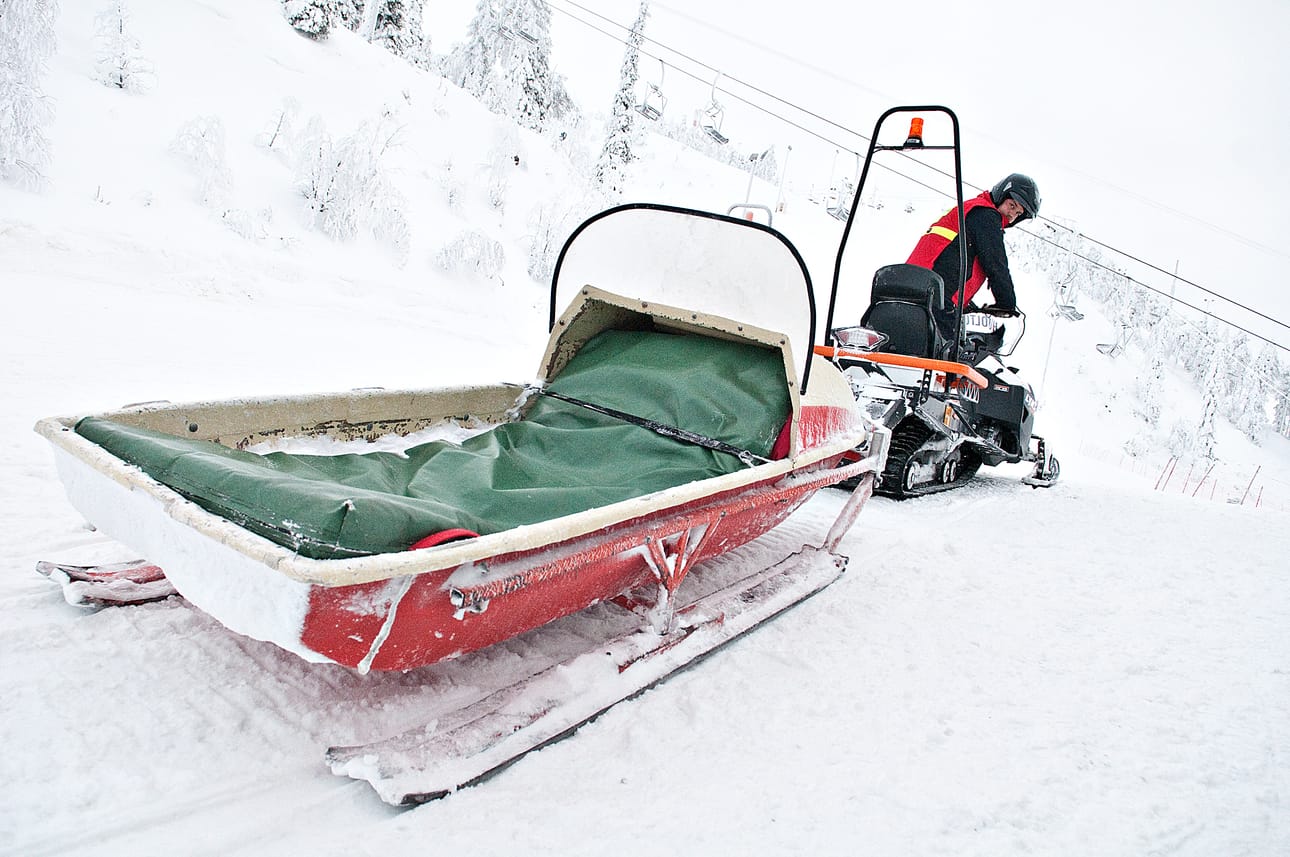 Ski Patrolin Teemu Torvinen tarkastaa rinteiden kunnon päivittäin ja auttaa loukkaantuneita tarvittaessa kelkallaan.