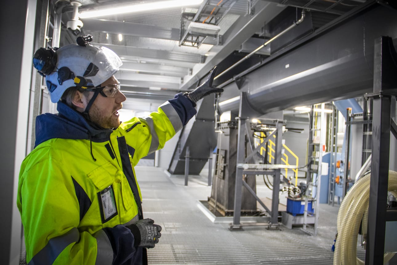 Näitä kuljettimia pitkin poltettava materiaali menee kohti polttokattilaa, esittelee kaukolämmön tuotantopäällikkö Joni Pekkala.
