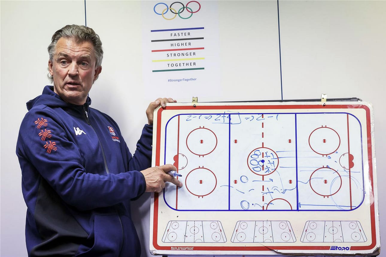 Naisten maajoukkueen päävalmentajan tehtävistä ja tyttöjen maajoukkuevalmennuksen mentoroinnista vastaa Kuortaneen valmennuskeskuksen kehityspäällikkö Arto Sieppi.