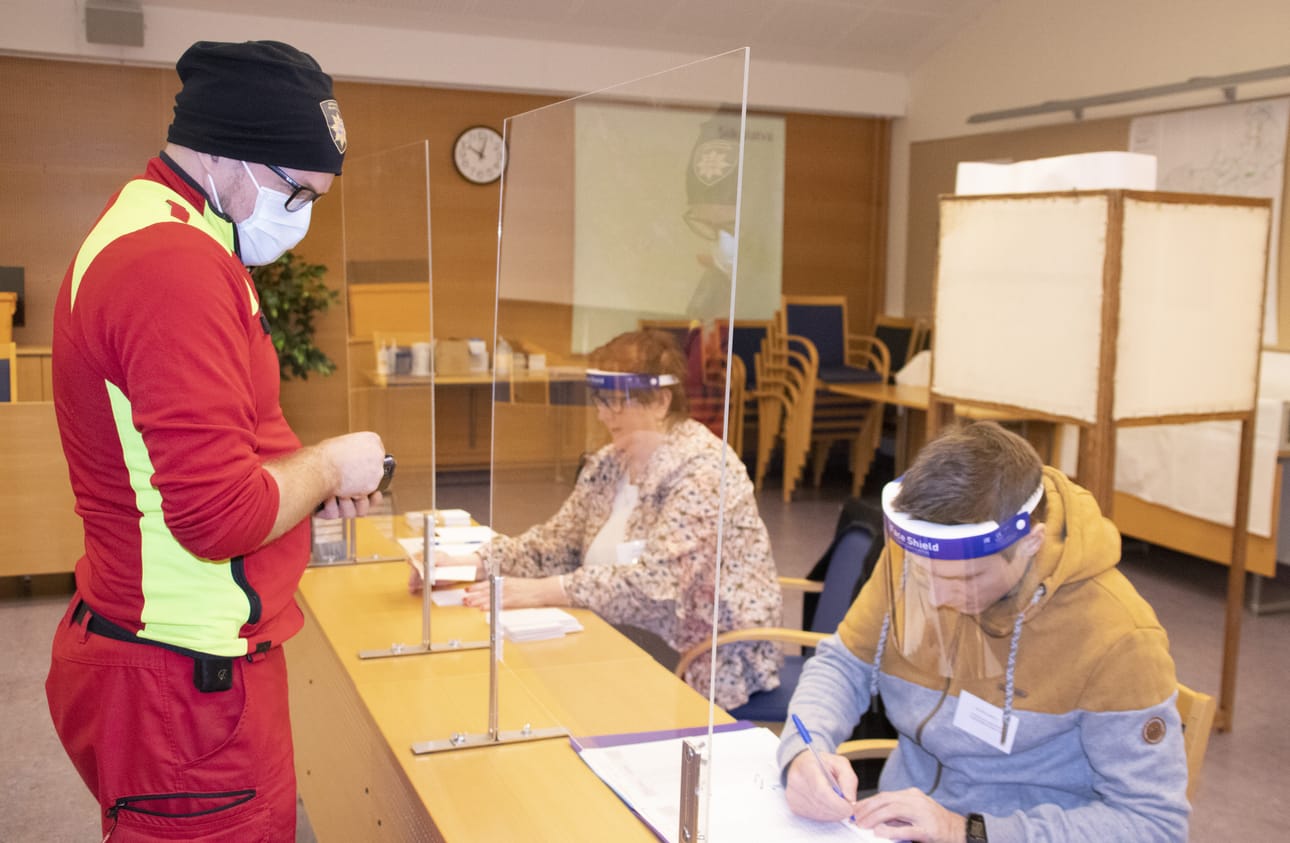 Toni Jokelan äänioikeuden tarkisti Pulkkilan vaalilautakunnan varapuheenjohtaja Juuso Kamula. Lautakunnan jäsen Alli Visuri luovutti äänestyslipukkeen.