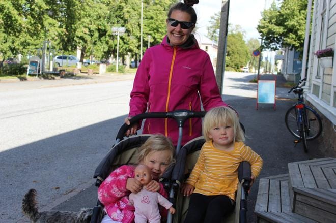– Heidän pitää tehdä niin kuin parhaaksi näkevät, sanoo kaskislainen Ann-Catarine Grönqvist kotikaupunkinsa päätöksestä palkata konsulttiyhtiö. Hän oli matkassa lastensa Mathildan ja Sofien kanssa. KUVA: TAUNO RIIHILUOMA