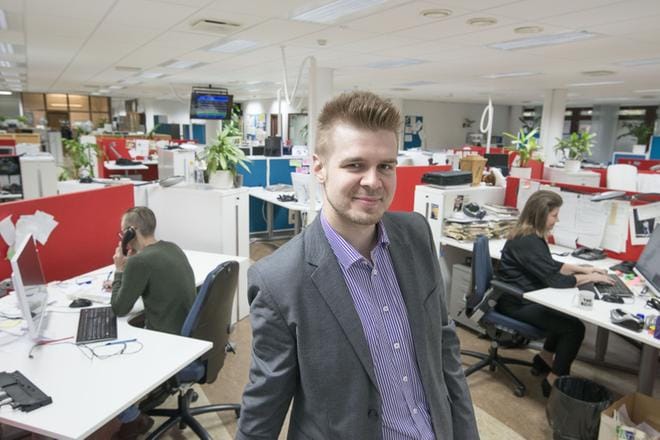 Tutkija Ilmari Hiltunen on ollut paikoin yllättynyt siitä, miten tavallisilta tuntuvat juttuaiheet voivat synnyttää lukijoissa voimakkaita reaktioita ja johtaa vihapalautteen, verkkohäirinnän tai uhkailun kohdistamiseen toimittajalle. Kuva Hämeen Sanomien toimituksesta Hämeenlinnasta. KUVA: ESKO TUOVINEN